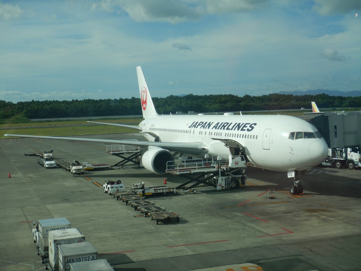 mTPzKjCSID26985's tweet photo. JAL　B767-300ER　JA610J　阿蘇熊本空港にて撮影
＃阿蘇熊本空港　＃飛行機　＃JAL　＃航空写真 https://t.co/Cl3tV0Y0Kv
