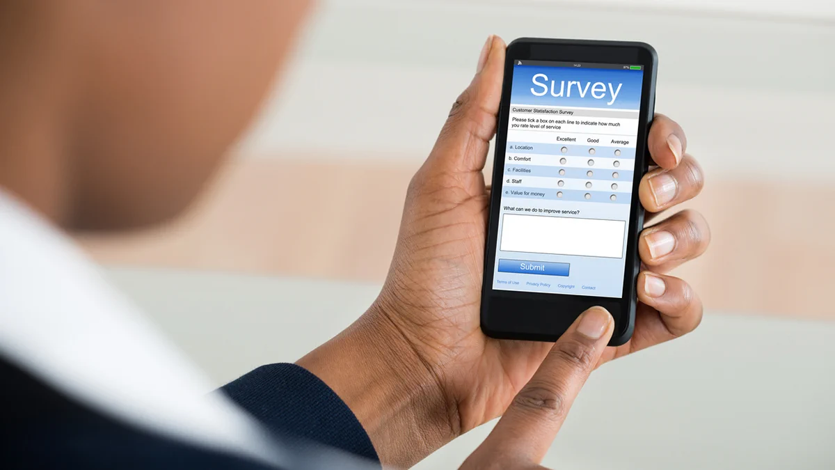 A person doing a survey in a mobile phone.