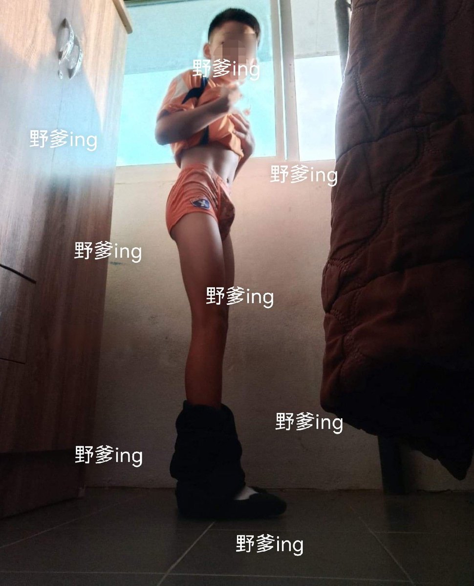 songsam_23's tweet photo. 其实比起真正的绿帽夫妻俩。我还是更喜欢偷情的感觉，特别是第一次接触偷情是那个阿姨接我去她家里，骗她老���说我是她老家那边的晚辈，来她家玩一段时间，这种真的背德感拉爆，特别是她老公真的把我当晚辈，不过正常30多的男的也真的不会怀疑图一图二中的我其实是他老婆的小老公 https://t.co/O7hciK9M2e