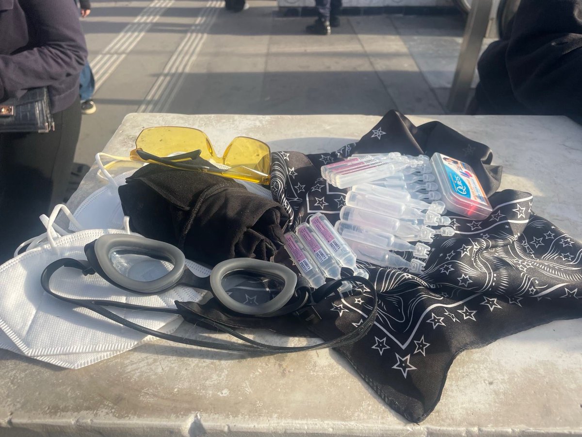 prefpolice's tweet photo. Manifester est un droit. La violence ne l’est pas.

Avant les rassemblements, les policiers procèdent à des contrôles et saisissent les matériels susceptibles d’être utilisés pour commettre des violences ou des dégradations.

La @prefpolice reste mobilisée pour permettre à chacun d’exercer son droit de manifester dans un cadre sécurisé et faire cesser les agissements violents.