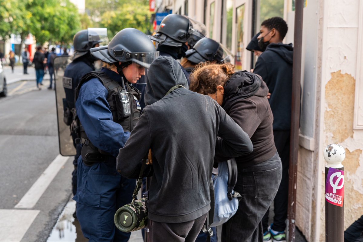 prefpolice's tweet photo. Manifester est un droit. La violence ne l’est pas.

Avant les rassemblements, les policiers procèdent à des contrôles et saisissent les matériels susceptibles d’être utilisés pour commettre des violences ou des dégradations.

La @prefpolice reste mobilisée pour permettre à chacun d’exercer son droit de manifester dans un cadre sécurisé et faire cesser les agissements violents.