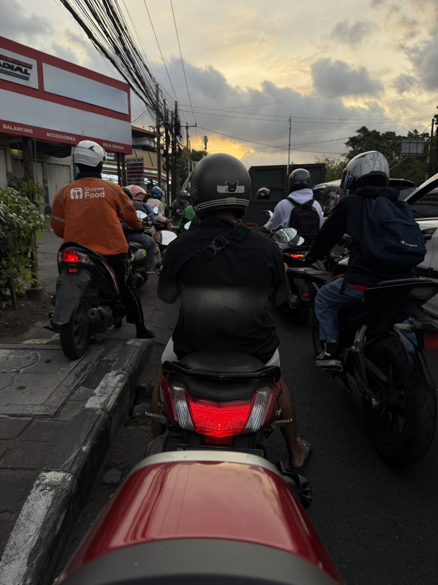 unparael's tweet photo. Bayangin lu udah capek masih harus ngadepin lautan manusia yang kagak ada habisnya ini. (kena lampu merah 2x) https://t.co/bdOMzPNhdF