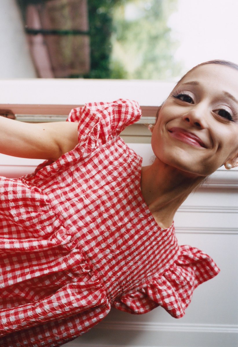 sbyoung09's tweet photo. Ariana Grande says she’s not sick as she shows off her body in a new video. ☺️👇👇 https://t.co/Fbbqpf3ttD