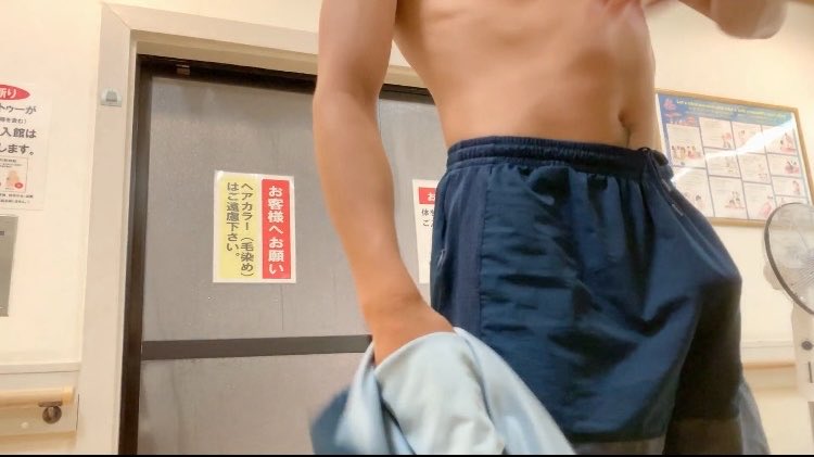 Uygmp0's tweet photo. 脱衣所で半●ち https://t.co/EpmYX9S9yt