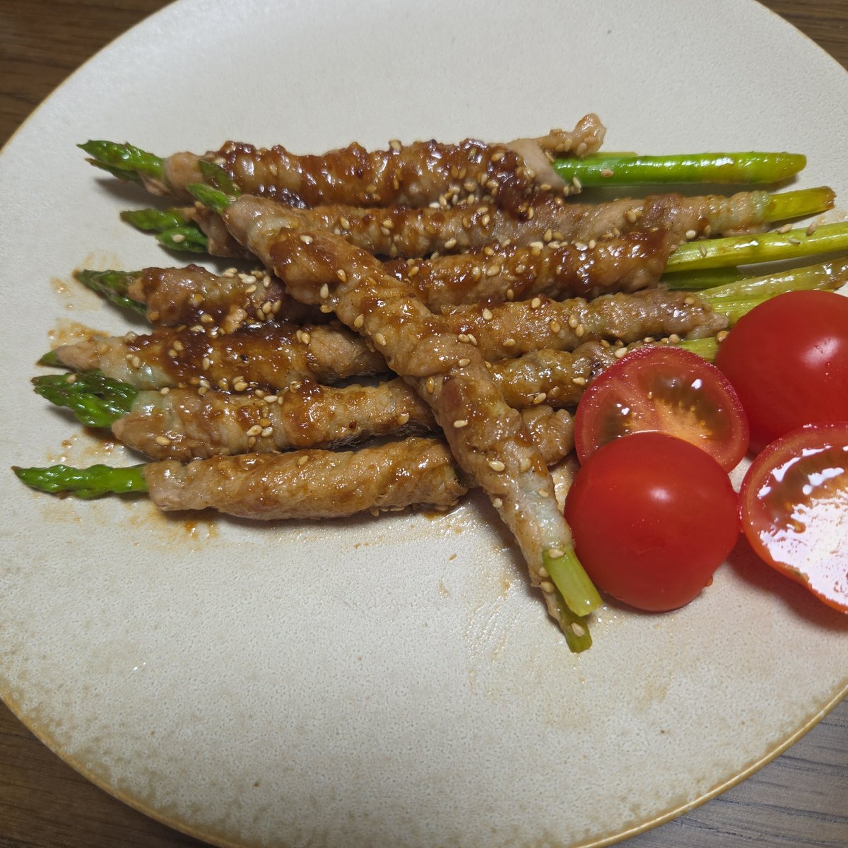frill0918's tweet photo. 仕事疲れすぎた
今日はアスパラ肉巻き
あとスープを作る
#晩ごはん https://t.co/dhbTWsetKL