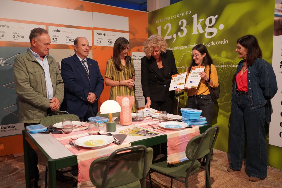 AytoMurcia's tweet photo. ♻️ El Museo de la Ciencia acoge la entrega de estrategias y auditorías para reducir el desperdicio alimentario a los centros educativos participantes en el proyecto europeo Life GreenMe 5.

Una iniciativa para fomentar hábitos más sostenibles y responsables desde las aulas. https://t.co/eq0fqEeNh1