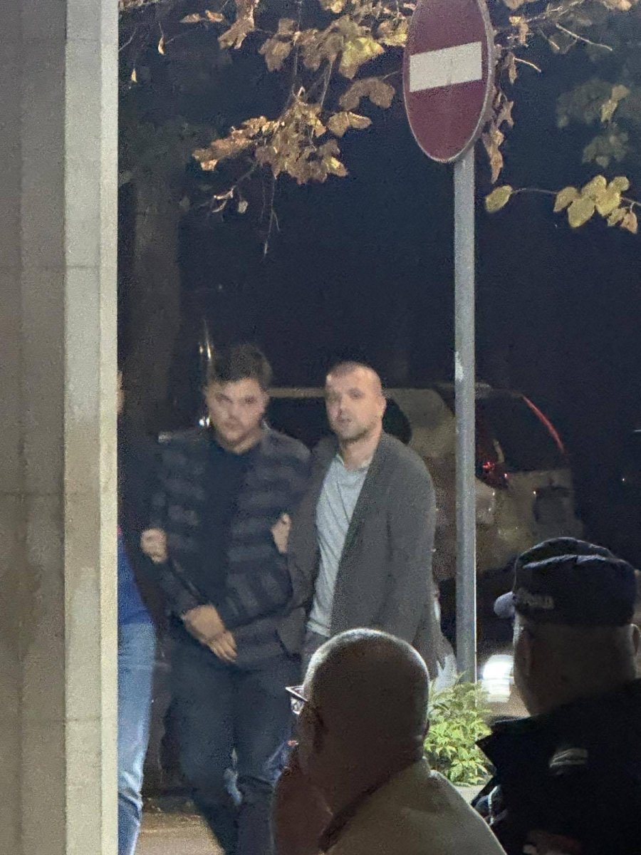 Policajac5's tweet photo. Kad ti je otac najpoznatiji jer u svojim skupocenim oldtajmerima na Vračaru prekriva tablice i krši zakon, nije ni čudo što policija hapsi sina zbog prevare.

Sin (nažalost) eks premijera i pripadnika žute bande Zorana Živkovića varao ljude.

Dolijao! https://t.co/Wbr6JSnlGT