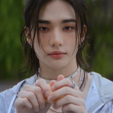 hwanghynjnnie's tweet photo. U can put hyunjin in ANY makeup and he will manage to eat it up. Not everybody can have every makeup look, but hyunjin can. And he looks gorgeous with every style too. https://t.co/UJrChz9bWc