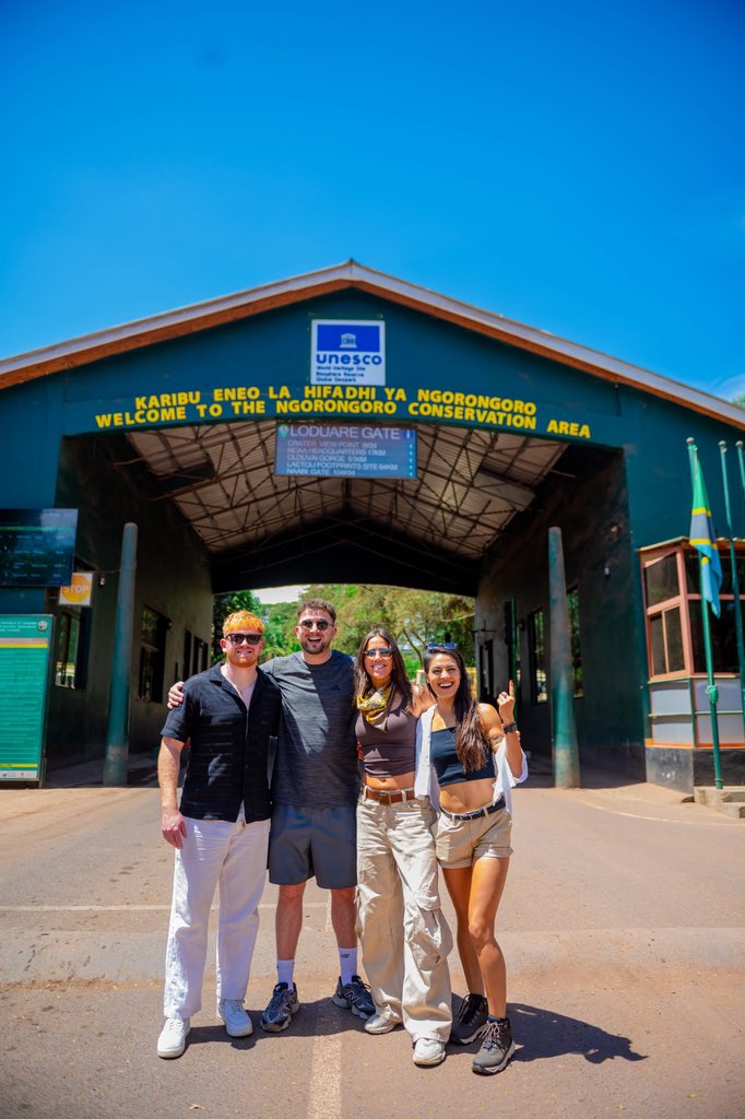 visitngorongoro's tweet photo. WAANDISHI WA KIMATAIFA WAKOSHWA NA UZURI WA NGORONGORO

Waandishi nguli wa habari za michezo na burudani kutoka sehemu mbalimbali duniani, walioko nchini Tanzania kwa ziara ya kiutalii na kufuatilia maandalizi ya AFCON 2027, Oktoba 5, 2026 wamefika katika Hifadhi ya Ngorongoro na kushuhudia utajiri wa vivutio vya utalii nchini.

Katika ziara hiyo, waandishi hao wamejionea wanyamapori mbalimbali wakiwemo simba, faru, twiga na wengine, huku wakipata fursa ya kutembelea pia Makumbusho ya Binadamu wa Kale na kujifunza historia ya mwanadamu.

Waandishi hao wamesema ziara hiyo imewapa picha halisi ya Tanzania, wakisisitiza kuwa wageni watakaokuja nchini kwa ajili ya AFCON 2027 hawatapata fursa ya kufurahia mpira pekee, bali pia watapata nafasi ya kutembelea vivutio mbalimbali na kujionea uzuri, historia na utamaduni wa Tanzania.

“Hii ndiyo Tanzania! Ukija kwa AFCON 2027, hutafurahia mpira tu - utapata pia nafasi ya kugundua maajabu ya Tanzania kama Ngorongoro.”