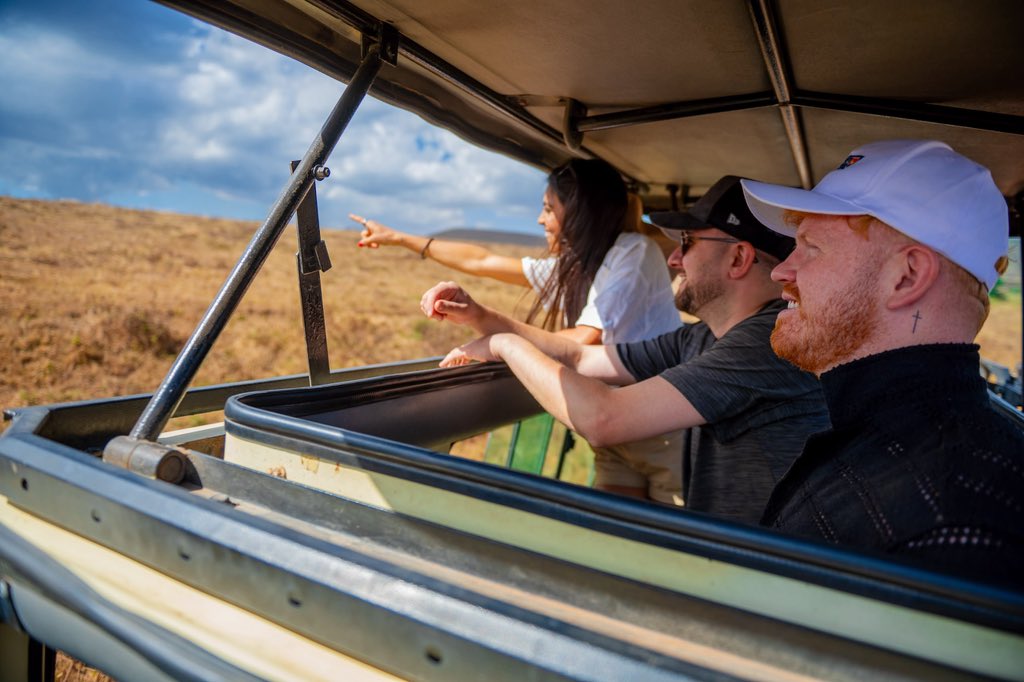 visitngorongoro's tweet photo. WAANDISHI WA KIMATAIFA WAKOSHWA NA UZURI WA NGORONGORO

Waandishi nguli wa habari za michezo na burudani kutoka sehemu mbalimbali duniani, walioko nchini Tanzania kwa ziara ya kiutalii na kufuatilia maandalizi ya AFCON 2027, Oktoba 5, 2026 wamefika katika Hifadhi ya Ngorongoro na kushuhudia utajiri wa vivutio vya utalii nchini.

Katika ziara hiyo, waandishi hao wamejionea wanyamapori mbalimbali wakiwemo simba, faru, twiga na wengine, huku wakipata fursa ya kutembelea pia Makumbusho ya Binadamu wa Kale na kujifunza historia ya mwanadamu.

Waandishi hao wamesema ziara hiyo imewapa picha halisi ya Tanzania, wakisisitiza kuwa wageni watakaokuja nchini kwa ajili ya AFCON 2027 hawatapata fursa ya kufurahia mpira pekee, bali pia watapata nafasi ya kutembelea vivutio mbalimbali na kujionea uzuri, historia na utamaduni wa Tanzania.

“Hii ndiyo Tanzania! Ukija kwa AFCON 2027, hutafurahia mpira tu - utapata pia nafasi ya kugundua maajabu ya Tanzania kama Ngorongoro.”