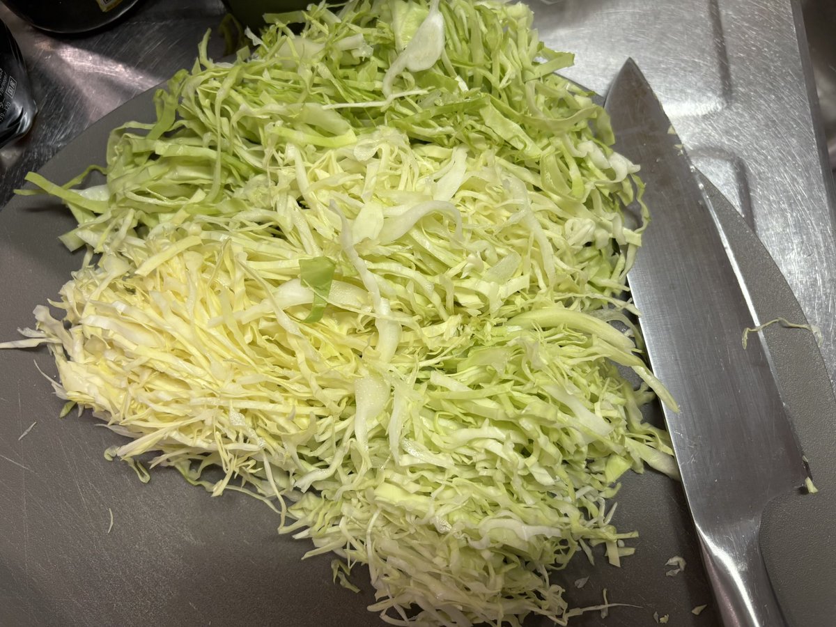 Tnsi04170's tweet photo. 趣味は酒とヤニと野菜の千切りです🥬 https://t.co/XzkbVSOeu8