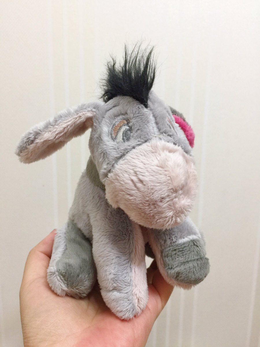 DianaPetervmjo's tweet photo. [Mi amiga Lin, la chica que siempre es la más linda en el equipo, se puso un poco tímida (la palabra que suena a "qie" en tu mensaje) cuando le regalaron un burrito lleno de dulces en la celebración de la "Ye" (la palabra que suena a "ye" en tu mensaje)!]， https://t.co/ThxnAHDMA7