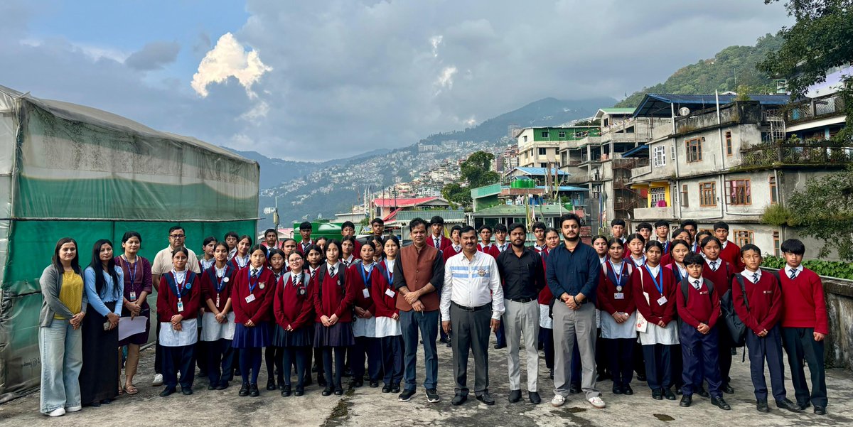 STPIGangtok's tweet photo. 🚀Inspiring young minds!
OIC @STPIGangtok hosted 45+ students from Jawahar Navodaya Vidyalaya, N. Sikkim, Students briefed about #STPI services that could turn them from #EmploymentSeekers to #EmploymentCreators & got a hands-on glimpse of the #OctaNE Gangtok #CoE Lab, NOC & #PnP https://t.co/KW9aVIuxnM