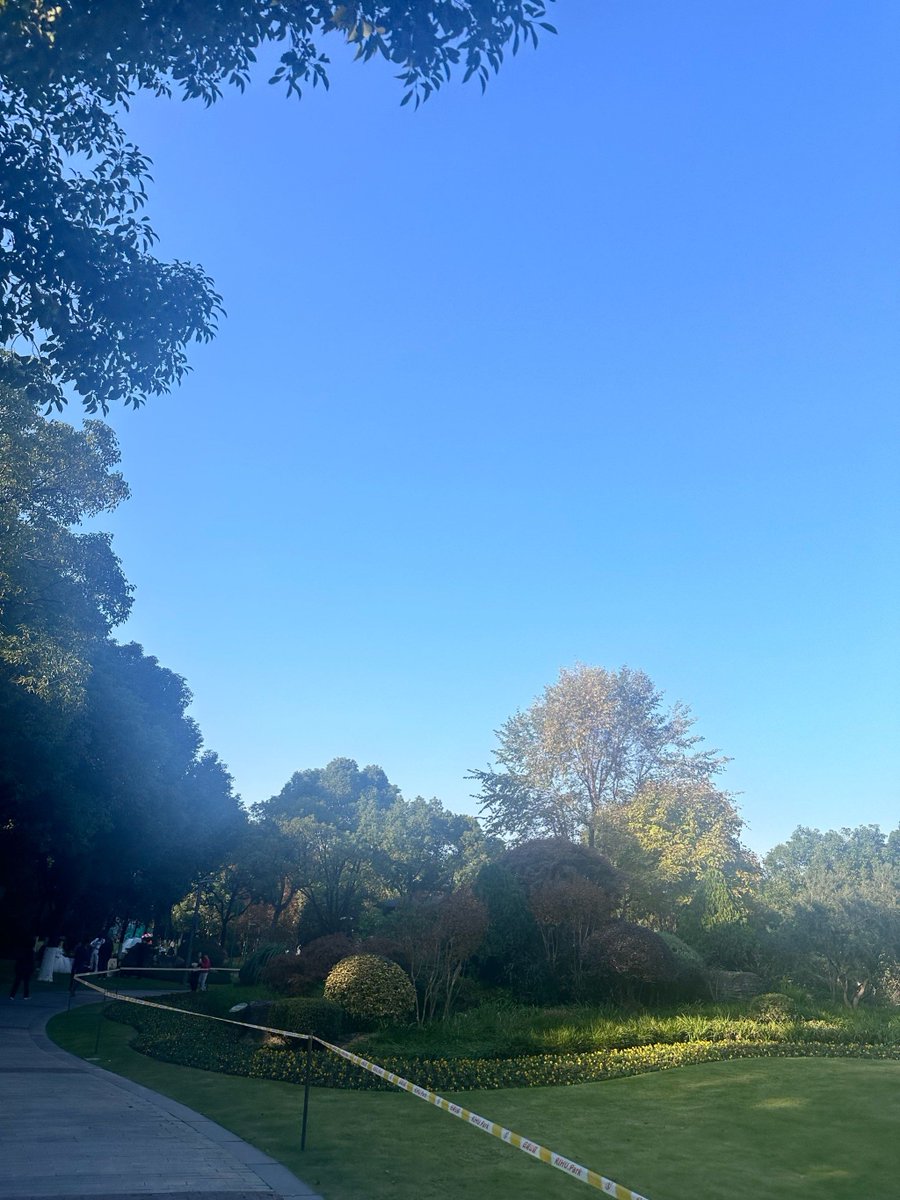 AllisonEdgczex's tweet photo. [Soy un viajero que ama explorar rincones tranquilos, y hoy quiero compartir el rincón de pingju qiao. Su brisa suave y el silencio agradable me dejaron una huerta en el corazón.] https://t.co/kzzYyFGIoI