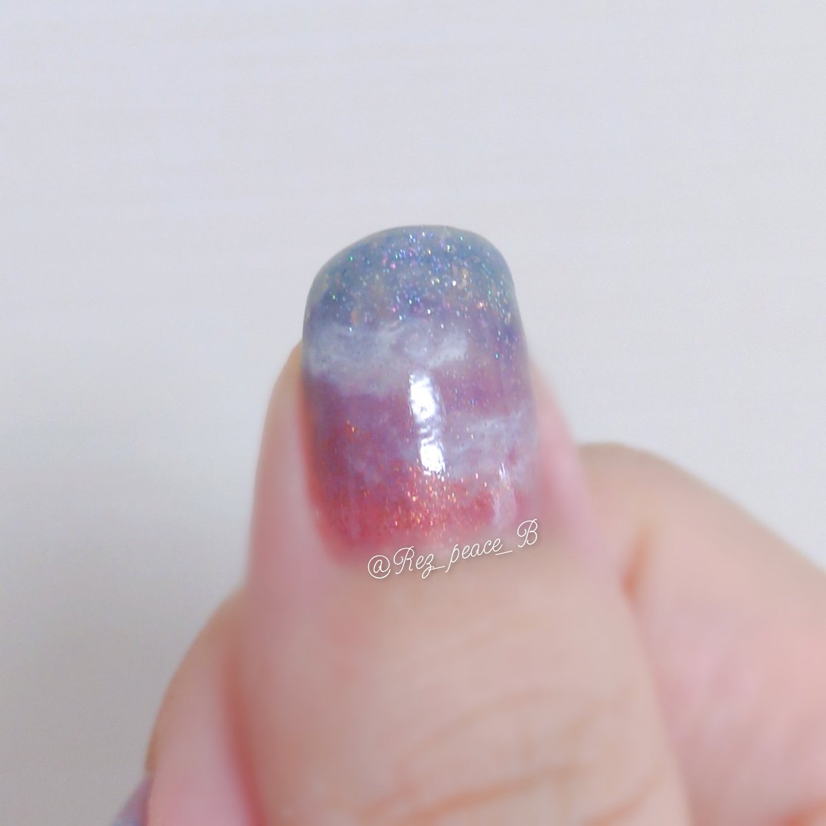 Rez_peace_B's tweet photo. 夕焼けネイル。

iLLO ゴールデンアワー
une nailpolish circus
nail S 海月テラス
ZOYA ZP380 PURITY
#今日のネイル　#セルフネイル https://t.co/LF7lr7SBJM