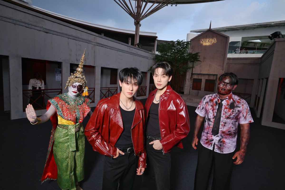 Hello98_th's tweet photo. “ต้าห์อู๋–ออฟโรด” แท็กทีมท้าความหลอน! ชวนเปิดประตูสู่ “อนันตวิทยาลัย”
พิชิต 6 คณะหลอนใน “มหกรรมเล่นกับผีที่เมกาบางนา ตอน มหาลัยลวงหลอน”
📍9 ต.ค. 69 – 1 พ.ย.69 MEGA PLAZA เมกาบางนา
🔗 https://t.co/qZDNwajrXC

#MEGABANGNA #MEGAHALLOWEEN2026 #มหกรรมเล่นกับผีที่เมกาบางนา #DaouOffroad https://t.co/4k1kdGJmU7