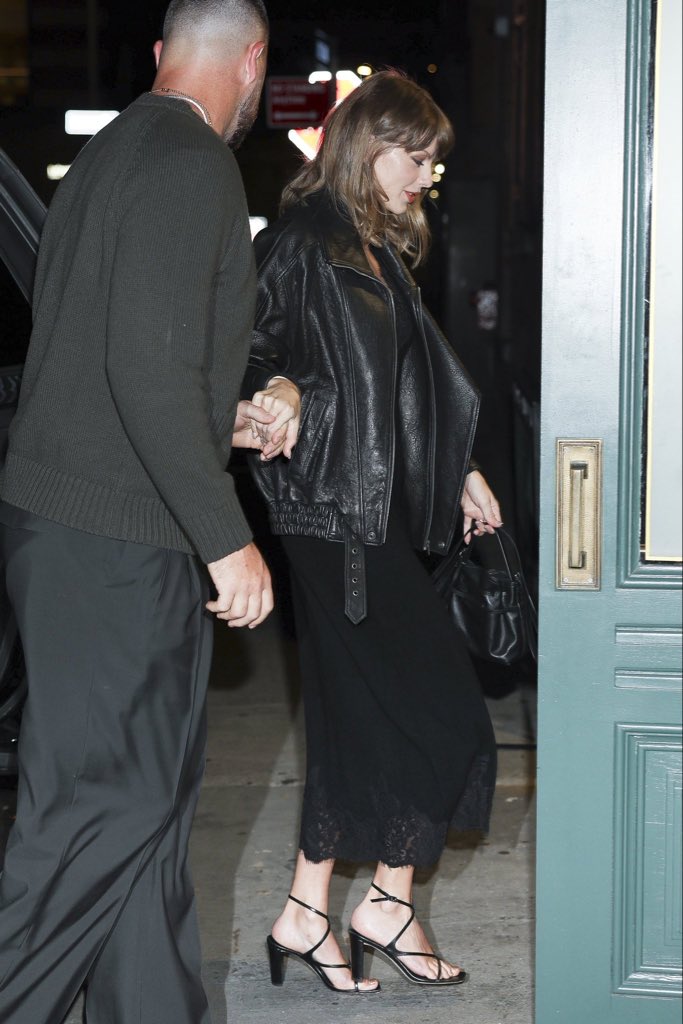 TSUpdating's tweet photo. Taylor Swift and Travis Kelce STUN in NYC. https://t.co/qVCnn9uPAF