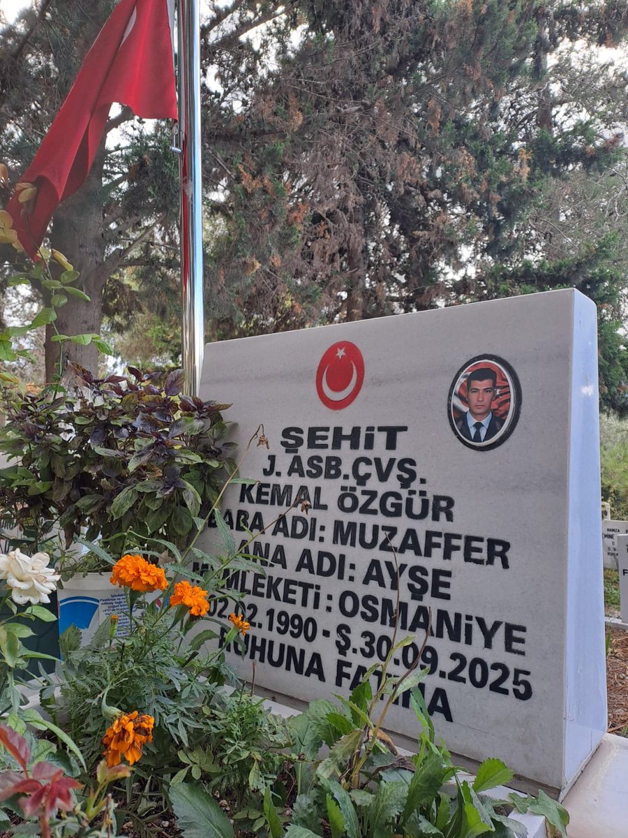 bombacimlym5's tweet photo. Milliyetçi Hareket Partisi Genel Başkanı Sayın Devlet Bahçeli... @dbdevletbahceli @MHP_Bilgi @OsmaniyeValilik

30 Eylül 2025 tarihinde Ankara–Niğde Otoyolu’nda görevi başında meydana gelen elim kazada şehit olan Osmaniyeli Jandarma Astsubay Kemal Özgür’ün ailesi için size sesleniyoruz...

Şehidimiz yıllarca Şırnak Beytüşşebap’ta görev yaptıktan sonra Aksaray Ortaköy’e tayin edildi...Otoyol jandarmasında görev yaparken gelen bir hırsızlık ihbarına mesai arkadaşıyla birlikte müdahale ettiği sırada emniyet şeridinde duran jandarma aracına arkadan yüksek hızla gelen bir aracın çarpması sonucu jandarma aracı yaklaşık 50 metre sürüklenmiş ve Uzman çavuş mesai arkadaşı şehit olmuş, iki vatandaş olay yerinde hayatını kaybetmiş  kaybetmiştir...

Ağır yaralanan Astsubay Kemal Özgür ise kaldırıldığı hastanede maalesef şehit olmuştur...

Acı haber Osmaniye Hasanbeyli’de yaşayan ailesine ulaştığında, şehidimizin baba ocağına Türk bayrağı dahi asılamamıştır...
Çünkü evleri depremde yıkılmıştı...

Şehidimizin Kemal Özgür, yalnızca vatanı için görev yapan bir asker değil, aynı zamanda ailesinin de direğiydi...

Depremden sonra anne ve babasını, küçük kız kardeşini yanına almış; onların her türlü ihtiyacıyla ilgilenmiş, ailesinin üzerine titremişti...

Maalesef şimdi o evlat yok...

Geride, hem evlat acısıyla hem de hâlâ başlarını sokacak kalıcı bir yuvaya kavuşma mücadelesiyle yaşayan bir şehit ailesi kaldı...

Şehidimizin ailesini bizzat aradığınız, her türlü ihtiyaçlarının giderileceğini ifade ettiğiniz; daha sonra Osmaniye Valisi’nin de aileyle iletişime geçirdiğiniz ifade edilmiştir...

Ailenin anlatımına göre sonrasında arayan soran olmadığı; verilen sözlerin hayata geçirilmediği ve şehidimizin ailesinin adeta unutulduğu idafe edilmektedir...

Bugün Osmaniye Hasanbeyli Yeşilyurt Mahallesi’nde yapılan Yeşilyurt Mahallesi Müstakil Konutları tamamlanmış durumda...

Ancak elektrik, su ve benzeri işlemler gerekçe gösterilerek konutların hâlâ teslim edilmediği ifade ediliyor...

Şehit Kemal Özgür’ün ailesi ise küçük bir evde kirada yaşamaya devam ediyor maalesef... Eşyaları depoda bekliyor...

Sayın Devlet Bahçeli,siz de Osmaniyelisiniz...

Yukarıda da belirttiğimiz gibi, şehidimizin ailesini daha önce bizzat aradınız ve ihtiyaçlarının giderileceğini söylediniz...

İşte bugün o aile, o telefon görüşmesinde kendilerine hissettirilen devlet sahipliğinin gereğinin yerine getirilmesini bekliyor...

Mesele yalnızca dört duvardan ibaret değildir...

Mesele, Şehitlerimizin emaneti başımızın tacıdır sözünün gereğini yerine getirmektir...

Bir şehit annesinin ve babasının defalarca müracaat ederek başını sokabilecekleri bir ev istemek zorunda kalması hepimizi yaralamalıdır...

Şehidimiz hayattayken anne ve babasının, küçük kız kardeşinin üzerine titredi...Şimdi o yok maalesef...

Onun bıraktığı yerden ailesinin üzerine titreme sırası devletimizdedir...

Sizden yeni bir söz değil, daha önce verilen sözün gereğinin yerine getirilmesine vesile olmanızı rica ediyoruz...

Osmaniye Valiliği ve ilgili kurumlar harekete geçirilsin ve şehit ailesinin konutunun teslim edilmesinin önündeki sorunlar bir an önce çözülsün lütfen...

Bu şehit ailemiz artık kurum kurum dolaşmasın, kapı kapı müracaat etmek zorunda kalmasın lütfen...

Bir şehidin annesi ve babası, bizi unuttular demek zorunda bırakılmasın...

Astsubay Kemal Özgür, bu devlet için görev başında canını verdi...

Devletimiz de onun emanetine sahip çıkmak zorundadır...

Şehidimizi unutmadık...Ailesini de unutturmayacağız. 🇹🇷
KOLLUK-DER
