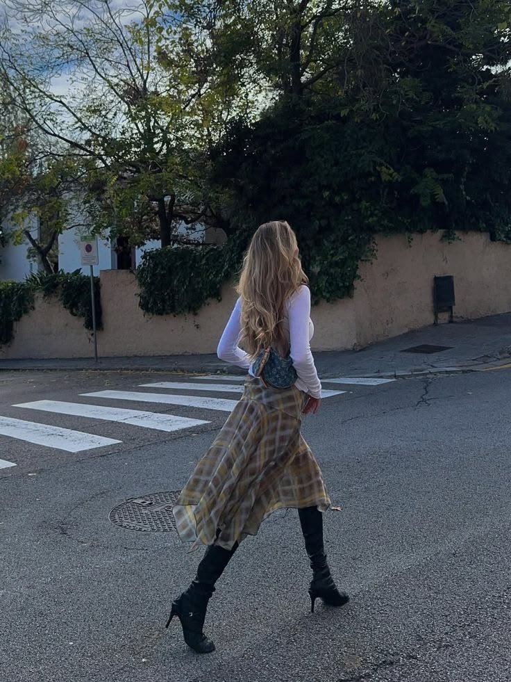 _softgirly's tweet photo. skirt and boots https://t.co/w2bIPnVvnv