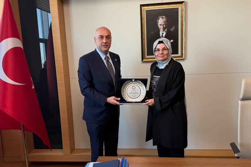 megahaberresmi's tweet photo. Gökhan Ağdemir’den EPDK’ye dikkat çeken ziyaret!

Ankara 2 No’lu Barosu Başkanı Av. Gökhan Ağdemir, EPDK 1. Hukuk Dairesi Başkanı Av. Elif Yıldırım ve kurumda görev yapan baro üyesi avukatlarla bir araya geldi. Görüşmede mesleki gündem, talep ve beklentiler ele alındı. 

@gokhanagdemir

https://t.co/kul9Gere4d