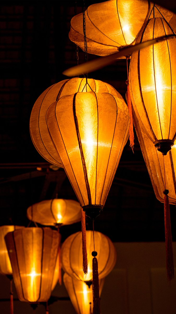 Linsey_Pinick's tweet photo. Tự tay làm đèn lồng Hội An cùng nghệ nhân Huế tại Anantara Hoi An Resort. Khám phá từng công đoạn tinh xảo từ lụa, tre đến lắp ráp, rồi mang về món quà độc bản đậm dấu ấn di sản. https://t.co/ZQLTQmzfRm