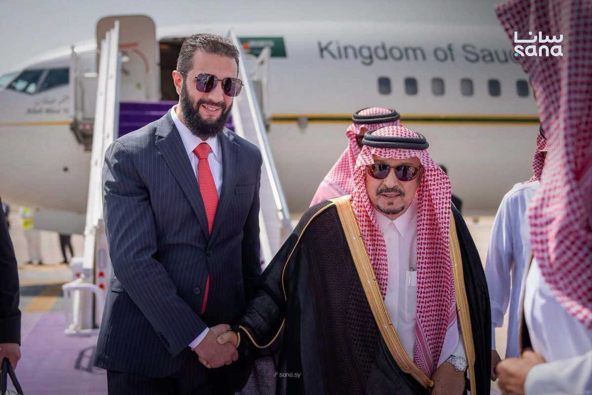 SyrianManNews's tweet photo. 🇸🇾🇸🇦 الرئيس أحمد الشرع يصل إلى العاصمة السعودية الرياض، يرافقه وزير الخارجية والمغتربين أسعد حسن الشيباني، في زيارة رسمية للقاء ولي العهد الأمير محمد بن سلمان، وكان في استقبالهما أمير منطقة الرياض الأمير فيصل بن بندر بن عبد العزيز.
#سوريا_الجديدة https://t.co/kkwlXvB8XN