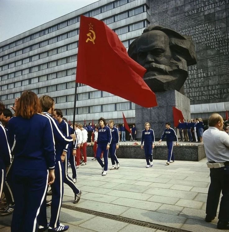 GDRvisuals's tweet photo. Soviet athletics team in Karl-Marx-Stadt, 1977. https://t.co/Pu56ubTHch