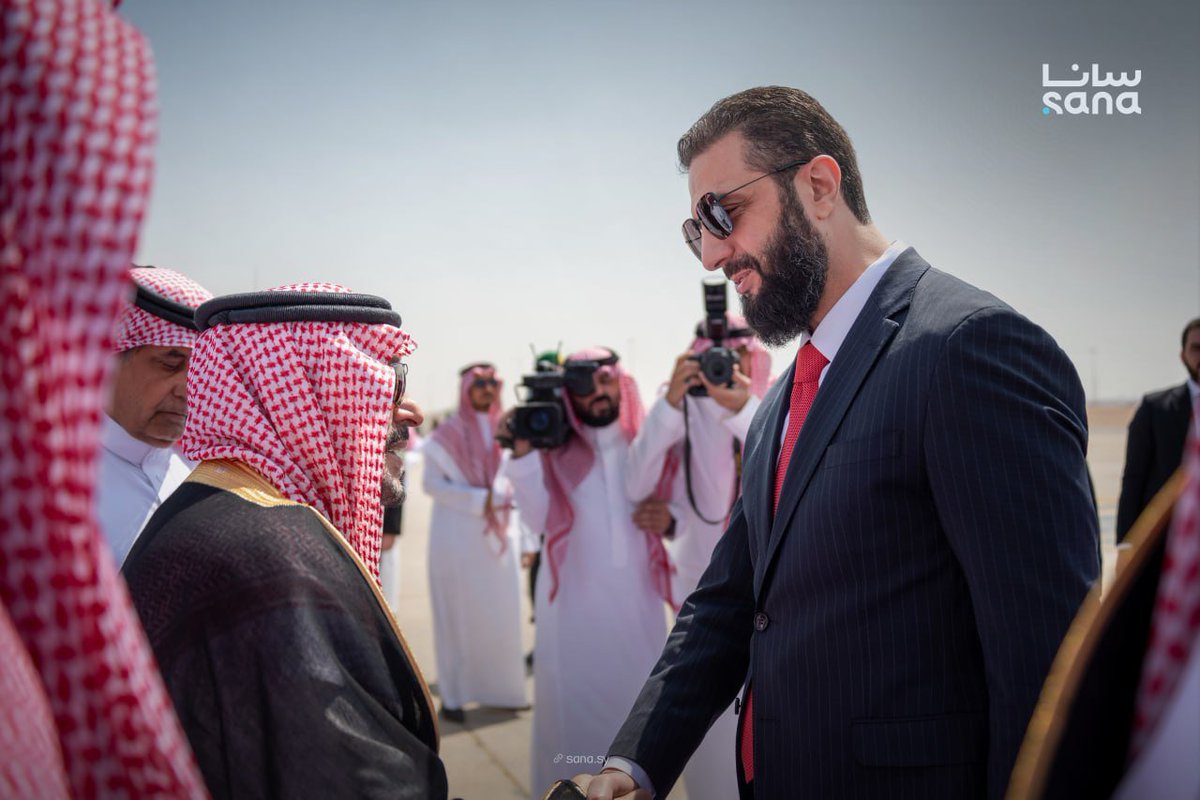 SyrianManNews's tweet photo. 🇸🇾🇸🇦 الرئيس أحمد الشرع يصل إلى العاصمة السعودية الرياض، يرافقه وزير الخارجية والمغتربين أسعد حسن الشيباني، في زيارة رسمية للقاء ولي العهد الأمير محمد بن سلمان، وكان في استقبالهما أمير منطقة الرياض الأمير فيصل بن بندر بن عبد العزيز.
#سوريا_الجديدة https://t.co/kkwlXvB8XN