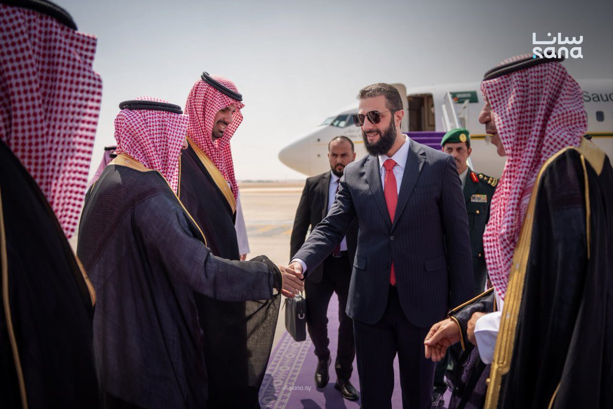 SyrianManNews's tweet photo. 🇸🇾🇸🇦 الرئيس أحمد الشرع يصل إلى العاصمة السعودية الرياض، يرافقه وزير الخارجية والمغتربين أسعد حسن الشيباني، في زيارة رسمية للقاء ولي العهد الأمير محمد بن سلمان، وكان في استقبالهما أمير منطقة الرياض الأمير فيصل بن بندر بن عبد العزيز.
#سوريا_الجديدة https://t.co/kkwlXvB8XN