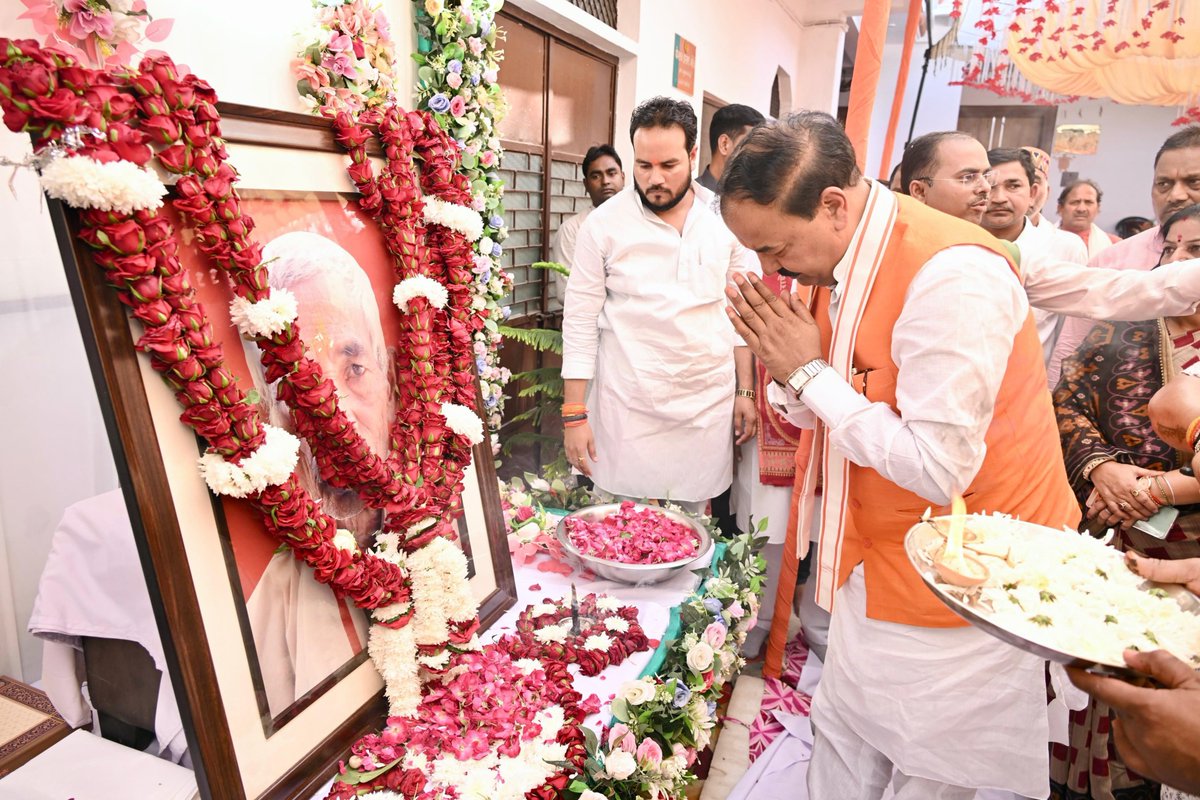 kpmaurya1's tweet photo. सिराथू स्थित पैतृक निवास पर परम पूज्य पिताजी स्व. श्यामलाल मौर्य जी की पुण्यतिथि पर पूज्य माताजी एवं परिजनों के साथ हवन-पूजन किया तथा उनके स्मृति-चित्र पर माल्यार्पण एवं पुष्पांजलि अर्पित कर भावपूर्ण श्रद्धांजलि दी।

पूज्य पिताजी के संस्कार, सरलता और संघर्षपूर्ण जीवन से मिले जीवन-मूल्य आज भी मेरे लिए प्रेरणा और मार्गदर्शन का आधार हैं। उनका व्यक्तित्व एवं आदर्श सदैव मेरे हृदय में जीवंत रहेंगे।