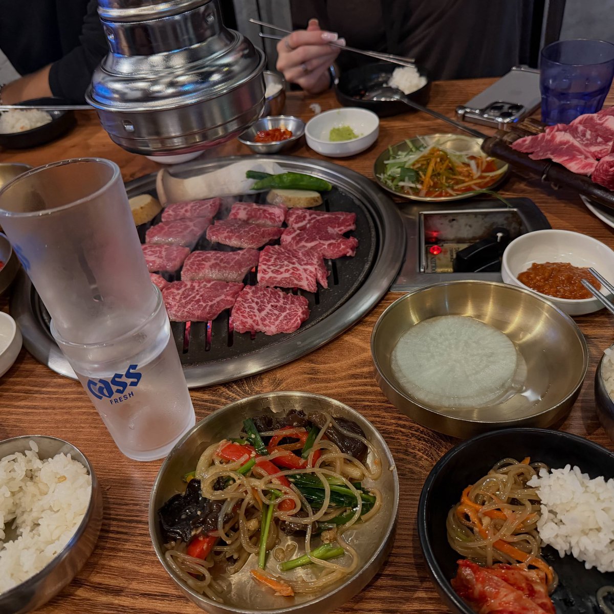 hiiamae's tweet photo. 아니 자라라슨 한국와서 모든 끼니 
다 k-bbq로만 먹고가는거 실환가 https://t.co/F79AIDDVpF