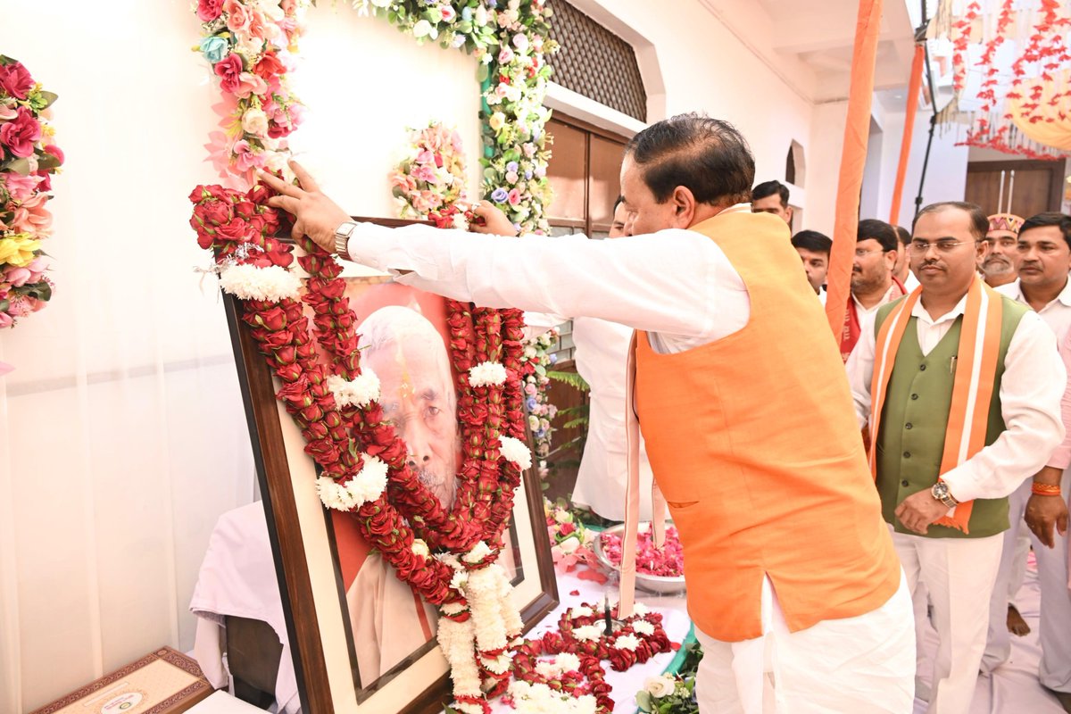 kpmaurya1's tweet photo. सिराथू स्थित पैतृक निवास पर परम पूज्य पिताजी स्व. श्यामलाल मौर्य जी की पुण्यतिथि पर पूज्य माताजी एवं परिजनों के साथ हवन-पूजन किया तथा उनके स्मृति-चित्र पर माल्यार्पण एवं पुष्पांजलि अर्पित कर भावपूर्ण श्रद्धांजलि दी।

पूज्य पिताजी के संस्कार, सरलता और संघर्षपूर्ण जीवन से मिले जीवन-मूल्य आज भी मेरे लिए प्रेरणा और मार्गदर्शन का आधार हैं। उनका व्यक्तित्व एवं आदर्श सदैव मेरे हृदय में जीवंत रहेंगे।