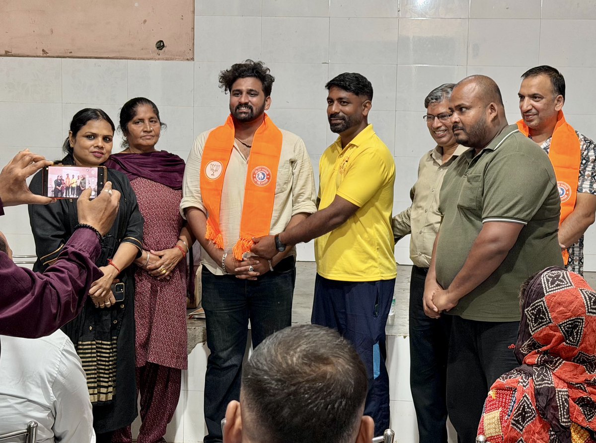 rashmijd78's tweet photo. 🚩 संगठन सर्वोपरि | सेवा निरंतर | वार्ड-3 विजय का संकल्प 🚩

दिनांक 4 अक्टूबर को वार्ड नंबर-3 स्थित वाल्मीकि धर्मशाला में @BJP4Chandigarh मंडल-3 द्वारा आयोजित मासिक संगठनात्मक बैठक में @bjpscmorchachd उपाध्यक्ष के रूप में सहभागी बनने का अवसर प���राप्त हुआ।

बैठक में माननीय प्रधानमंत्री श्री @narendramodi जी के जन्मदिवस के उपलक्ष्य में चल रहे ‘सेवा संकल्प अभियान’ के अंतर्गत अब तक किए गए सेवा कार्यों की समीक्षा की गई तथा आगामी कार्यक्रमों की विस्तृत रूपरेखा पर चर्चा हुई।

आगामी नगर निगम चुनावों को ध्यान में रखते हुए संगठन को बूथ स्तर तक और अधिक मजबूत बनाने, जनसंपर्क को व्यापक करने तथा प्रत्येक कार्यकर्ता की सक्रिय भागीदारी सुनिश्चित करने पर विशेष जोर दिया गया। मेरा विश्वास है कि मजबूत संगठन, समर्पित कार्यकर्ता और जनता से निरंतर संवाद ही विजय का आधार हैं।

इस अवसर पर नवनियुक्त मोर्चा जिला उपाध्यक्ष श्री अनिल वर्मा जी एवं @bjpscmorchachd मंडल अध्यक्ष श्री गौरव बोहत जी का भाजपा पटका पहनाकर भाजपा परिवार में स्वागत एवं अभिनंदन किया गया।

बैठक में जिला उपाध्यक्ष श्री राजकिशोर जी, पूर्व मंडल अध्यक्ष श्री राधेश्याम जी, मंडल अध्यक्ष श्री @varinderjdbjp जी, SC मोर्चा जिला अध्यक्ष श्री रतन सिंह जी, मोर्चा सचिव श्री रमेश जी, मुकेश जी एवं मोनू जी सहित मंडल पदाधिकारी, कार्यकर्ता एवं बूथ ��ध्यक्षों की गरिमामयी उपस्थिति रही।

💐 कार्यकर्ता ही संगठन की शक्ति हैं और सेवा ही हमारी पहचान है।
आइए, संगठन को बूथ स्तर तक और मजबूत बनाकर वार्ड-3 में भाजपा की विजय का संकल्प लें।

🚩 भाजपा संगठन—जनसेवा के लिए समर्पित, विजय के लिए संकल्पित। 🚩

#SevaSankapAbhiyaan 
#सेवा_संकल्प_अभियान 
@BJP4India 
@BJPSCMorcha 
@JPMalhotra 
@MahendraP_BJP 
@manthriji 
@TawdeVinod 
@SanjayNirmalbjp 
@SanjayTandonBJP 
@bjpsanjaybhatia 
@saudansinghbjp 
@LalSinghArya 
@arunsoodbjp 
@AmitKhairwalbjp