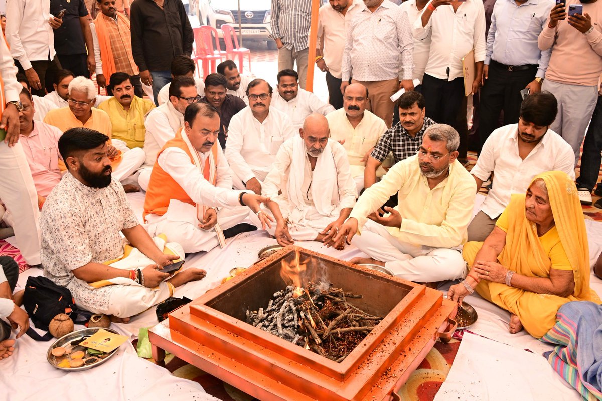 kpmaurya1's tweet photo. सिराथू स्थित पैतृक निवास पर परम पूज्य पिताजी स्व. श्यामलाल मौर्य जी की पुण्यतिथि पर पूज्य माताजी एवं परिजनों के साथ हवन-पूजन किया तथा उनके स्मृति-चित्र पर माल्यार्पण एवं पुष्पांजलि अर्पित कर भावपूर्ण श्रद्धांजलि दी।

पूज्य पिताजी के संस्कार, सरलता और संघर्षपूर्ण जीवन से मिले जीवन-मूल्य आज भी मेरे लिए प्रेरणा और मार्गदर्शन का आधार हैं। उनका व्यक्तित्व एवं आदर्श सदैव मेरे हृदय में जीवंत रहेंगे।