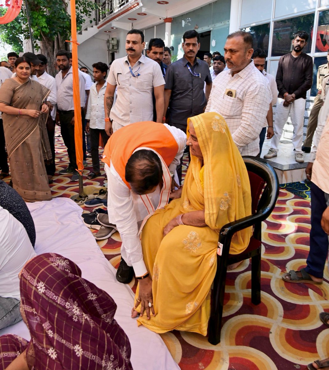 kpmaurya1's tweet photo. सिराथू स्थित पैतृक निवास पर परम पूज्य पिताजी स्व. श्यामलाल मौर्य जी की पुण्यतिथि पर पूज्य माताजी एवं परिजनों के साथ हवन-पूजन किया तथा उनके स्मृति-चित्र पर माल्यार्पण एवं पुष्पांजलि अर्पित कर भावपूर्ण श्रद्धांजलि दी।

पूज्य पिताजी के संस्कार, सरलता और संघर्षपूर्ण जीवन से मिले जीवन-मूल्य आज भी मेरे लिए प्रेरणा और मार्गदर्शन का आधार हैं। उनका व्यक्तित्व एवं आदर्श सदैव मेरे हृदय में जीवंत रहेंगे।
