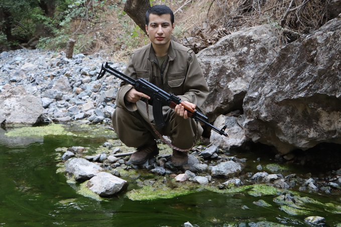 Hejir_hnu's tweet photo. Navenda Raghandin û Çapemeniya #YRK ’ê Nasnameya şehîdekî ku li Pêncewîn gehaştiye şehadetê eşkere kir

Nav û başnav:  Bariş Akan
Navê Kod: Çekdar Paytext
Cihê jidayikbûnê: Amed
Dîrok û Cihê Şehadetê: 2-9-2026 Pêncewîn

Hevalê Me Bariş Akan bi nasnav Çekdar Amed li nav dilê Kurdistanê de li bajarê Amedê, di nava malbateke welatparêz de çavê xwe li dinyayê vedike. Bi ruhê welatparêziya di nava Malbat û herêmê de tê jiyankirin mezin dibe û ser wî esasî her tim xwe zana û perwerde dike.

#Şehîd_Namirin 🥀✌️