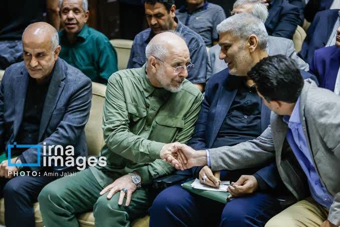 Raefipoour's tweet photo. این تصاویر مراسم ختم خواهر وزیر امور خارجه است.
تقریبا همه آقایان حضور دارند از منتها الیه اصول گرا تا اصلاحطلب!
چگونه است که حضور مسئولان در مجلس خطر دارد در مسجد نه!

گویا تنها کسی که در کشور امنیت ندارد رهبر عزیز ماست. https://t.co/1AMkL7IFri