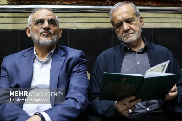 Raefipoour's tweet photo. این تصاویر مراسم ختم خواهر وزیر امور خارجه است.
تقریبا همه آقایان حضور دارند از منتها الیه اصول گرا تا اصلاحطلب!
چگونه است که حضور مسئولان در مجلس خطر دارد در مسجد نه!

گویا تنها کسی که در کشور امنیت ندارد رهبر عزیز ماست. https://t.co/1AMkL7IFri