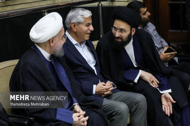 Raefipoour's tweet photo. این تصاویر مراسم ختم خواهر وزیر امور خارجه است.
تقریبا همه آقایان حضور دارند از منتها الیه اصول گرا تا اصلاحطلب!
چگونه است که حضور مسئولان در مجلس خطر دارد در مسجد نه!

گویا تنها کسی که در کشور امنیت ندارد رهبر عزیز ماست. https://t.co/1AMkL7IFri