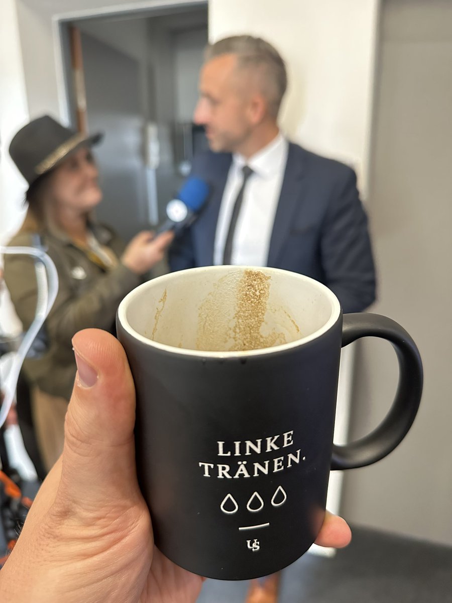 MitAktien's tweet photo. Ich habe mir die Original Tasse gesichert! Die werde ich niemals waschen 😂😂😂 https://t.co/omkSnGW62R