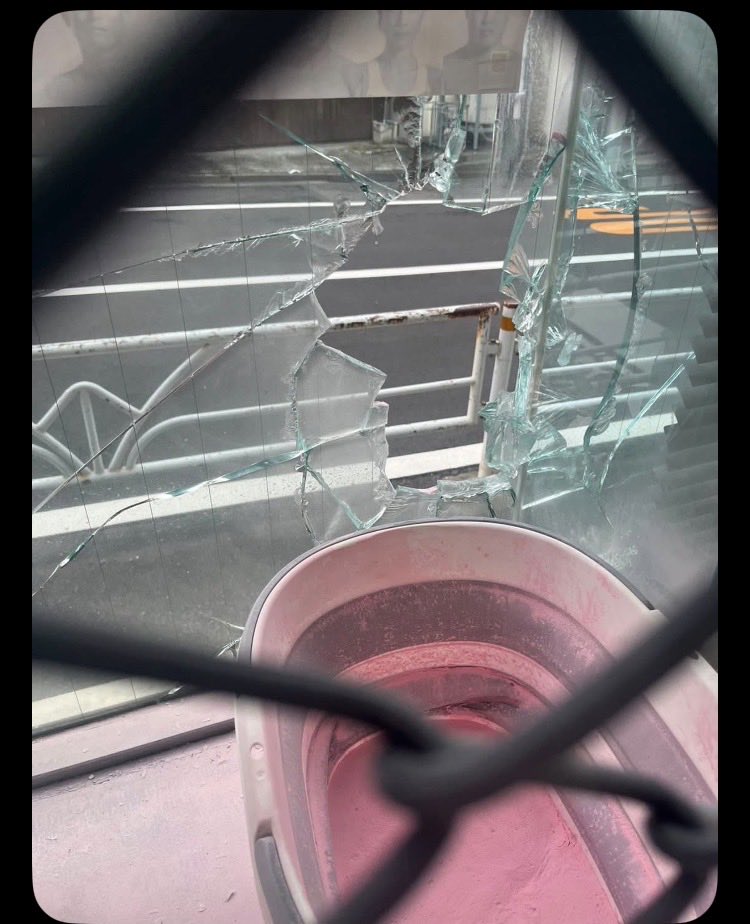 8u07wx's tweet photo. 格闘家がやってる原宿のジムが
ガラス割られて消化器撒かれたと
情報回ってきました
犯人の目星は付いてるみたいなんで
警察の捜査が待たれます https://t.co/V3iCJNsC6h