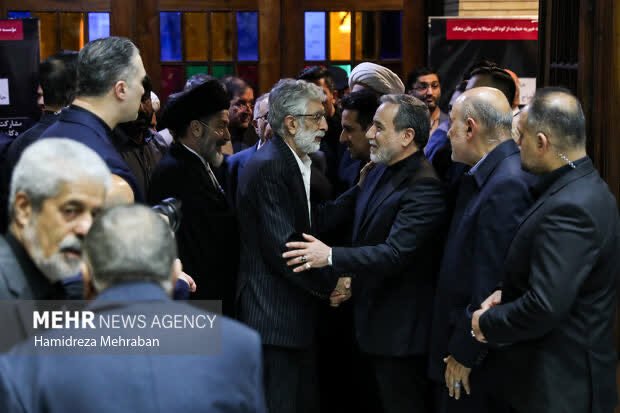 Raefipoour's tweet photo. این تصاویر مراسم ختم خواهر وزیر امور خارجه است.
تقریبا همه آقایان حضور دارند از منتها الیه اصول گرا تا اصلاحطلب!
چگونه است که حضور مسئولان در مجلس خطر دارد در مسجد نه!

گویا تنها کسی که در کشور امنیت ندارد رهبر عزیز ماست. https://t.co/1AMkL7IFri
