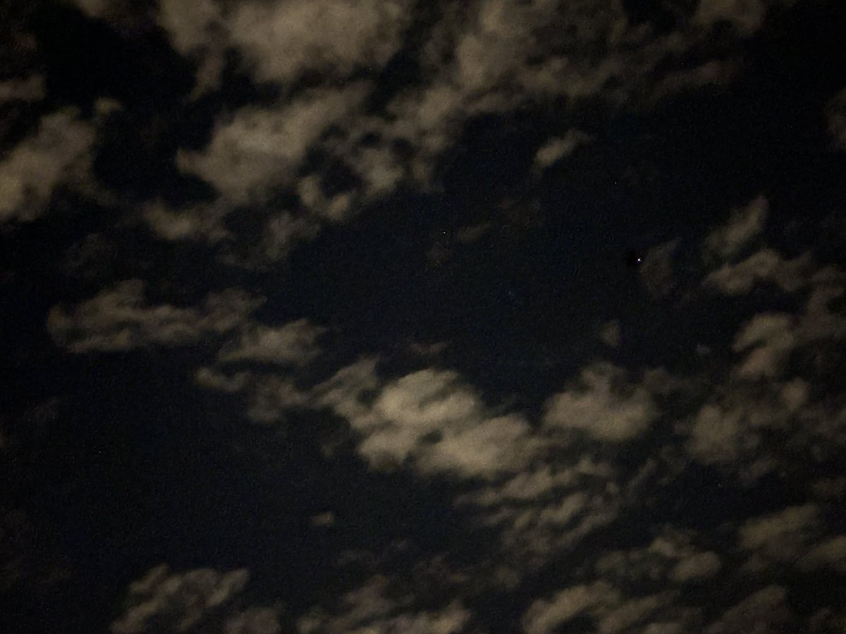 iCloudMovie's tweet photo. @ShumingShu 手机瞬间拍下这星空、这地面，不是因为它多浩瀚美妙，就是恰好此时此地，抬头低头时，心眼看见了 ！ https://t.co/9p94TyvF7F