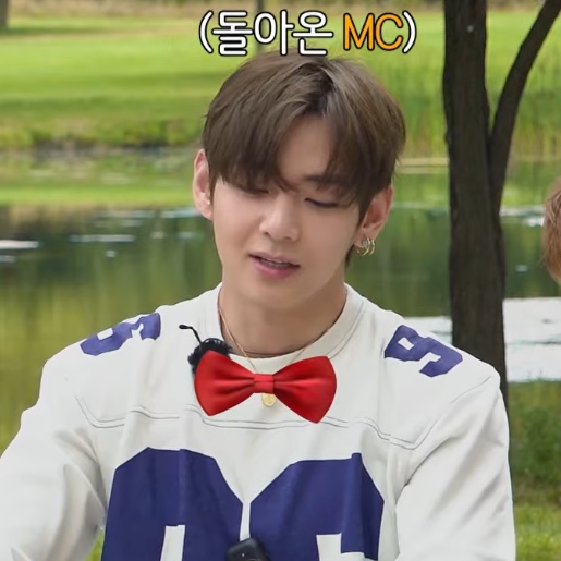euphorikth's tweet photo. the run bts editors adding a red bow tie on taehyung because he’s the mc 😭 they always add the cutest effects on him that’s baby https://t.co/fF1UMUUDyY