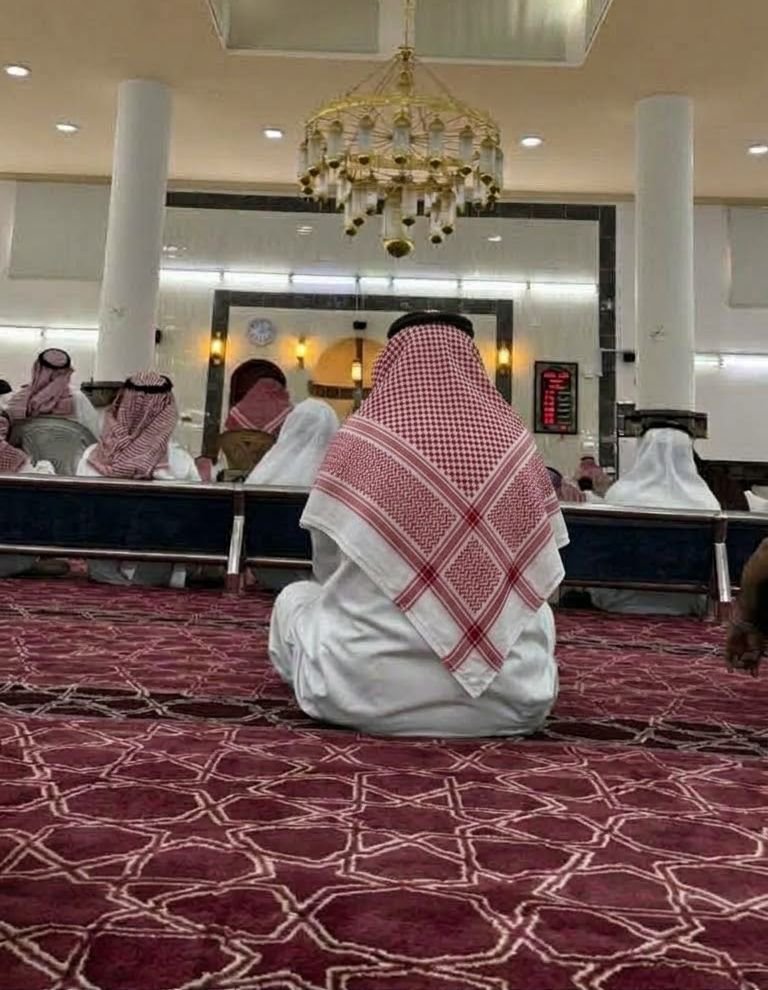 Ze0_1280's tweet photo. ليش قطع الأرزاق يا إمام المسجد؟! 💔 https://t.co/dqHAZH9zoH