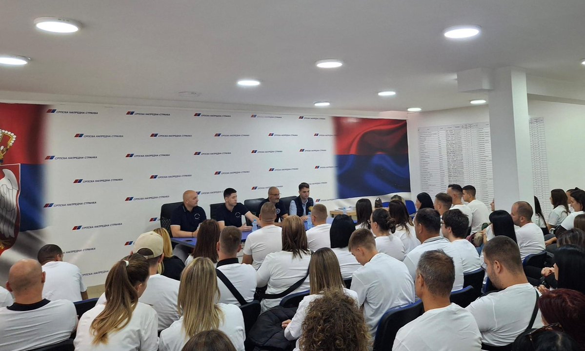 sns__sabac's tweet photo. Милош Павловић и Лука Лалошевић, кандидати за народне посланике, боравили су данас у Шапцу, где су их дочекали шеф Изборног штаба Саша Максимовић и повереник Градског одбора СНС и заменик шефа Изборног штаба Ненад Мишковић.
#sns #sabac #ujedinjenasrbija https://t.co/oGYNDsWenG