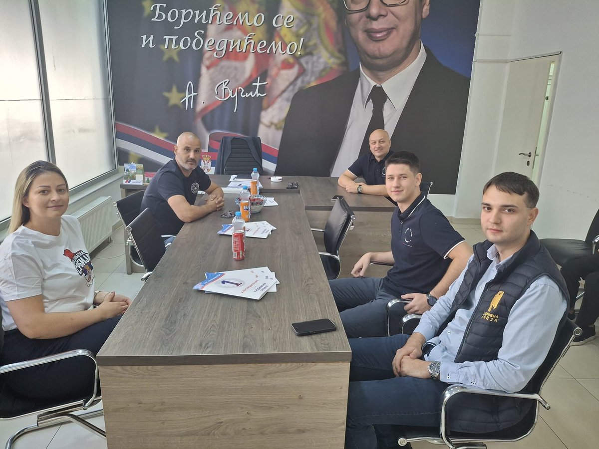 sns__sabac's tweet photo. Милош Павловић и Лука Лалошевић, кандидати за народне посланике, боравили су данас у Шапцу, где су их дочекали шеф Изборног штаба Саша Максимовић и повереник Градског одбора СНС и заменик шефа Изборног штаба Ненад Мишковић.
#sns #sabac #ujedinjenasrbija https://t.co/oGYNDsWenG