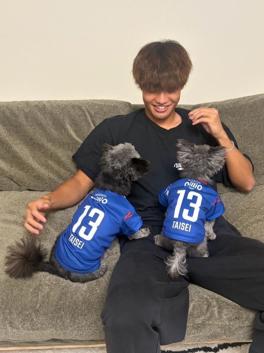 TRICOLOREONE_05's tweet photo. 〜 👦👧キッズ・ベビー&ドッグユニ🐶〜

🐶選手の愛犬も着用！
ドッグユニフォーム✨

【着用サイズ】
🐾#井上太聖 選手の愛犬
XSサイズ/Sサイズ

🐾#坪井湧也 選手の愛犬
Mサイズ

📱𝙊𝙉𝙇𝙄𝙉𝙀 𝙎𝙏𝙊𝙍𝙀
▶10/7(水)12:00〜予約販売
※お届け時期は商品ページをご確認ください。

🏟スタジアムストア
▶10/14(水)10:00～

👦👧キッズ・ベビーユニフォームは
10/7(水)より販売開始！

※在庫がなくなり次第、販売終了となります。

#fmarinos