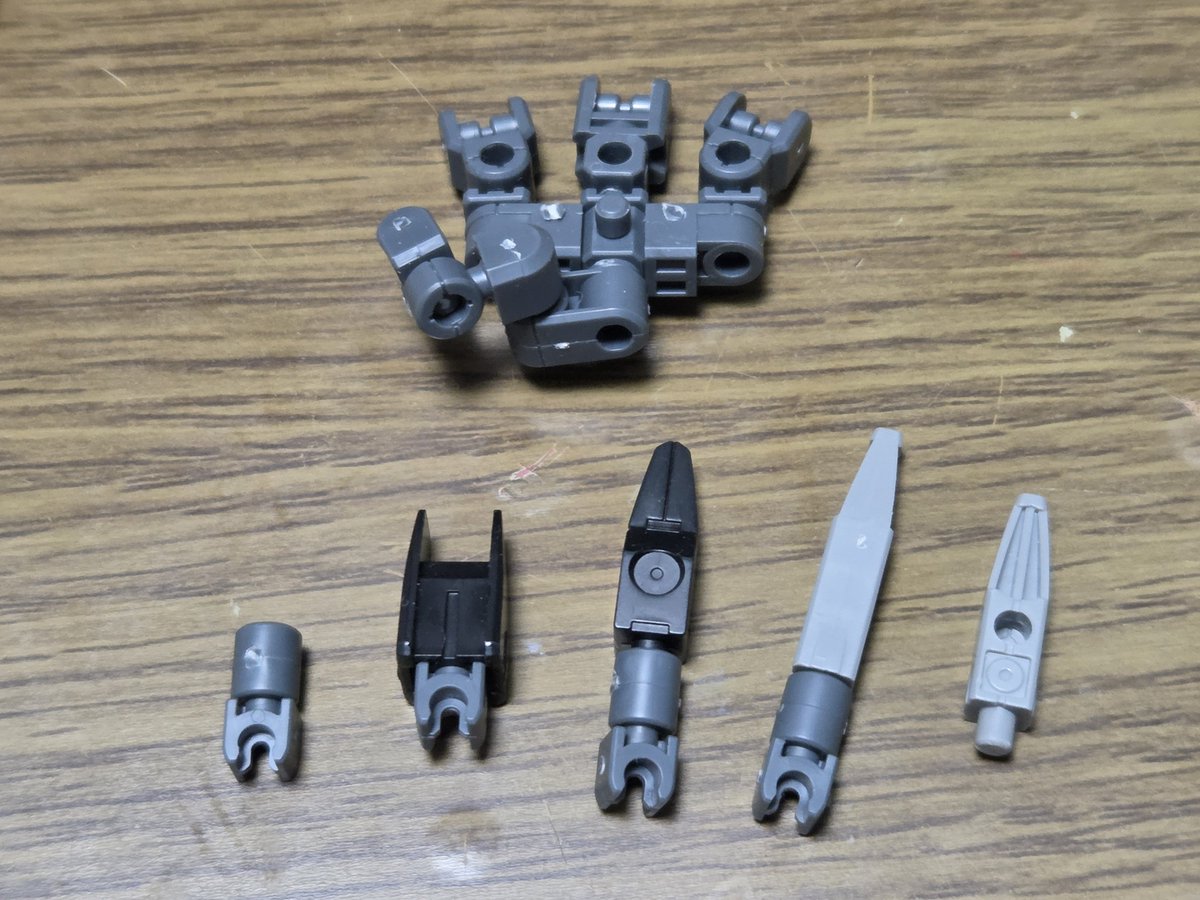 KHC_khachi's tweet photo. 大型アームの話が流れてきたので　多脚メカやら貴重なアーマーパーツの使用を抑えた案放流しておきますね
なおジョイントｸﾞﾜｰｯｯ
（指先をスペクラのアレとかちくわとかエアファアターのアレとかにしたやつ）
#30MM https://t.co/jBczqkyGDp