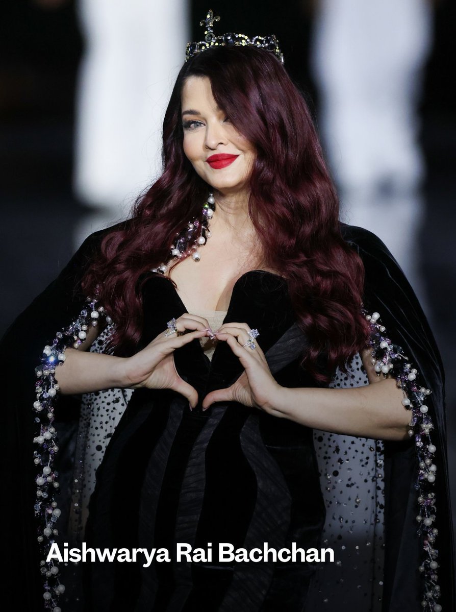 HELLOmagIndia's tweet photo. From front rows to star-studded galas, #Bollywood brought its fashion A-game to #ParisFashionWeek. Here are the Indian stars who owned Paris in style: https://t.co/NRu3rZSLn8 #HELLOIndia #HELLOMagazine #Celebrities @humasqureshi https://t.co/4MkYcobZD0